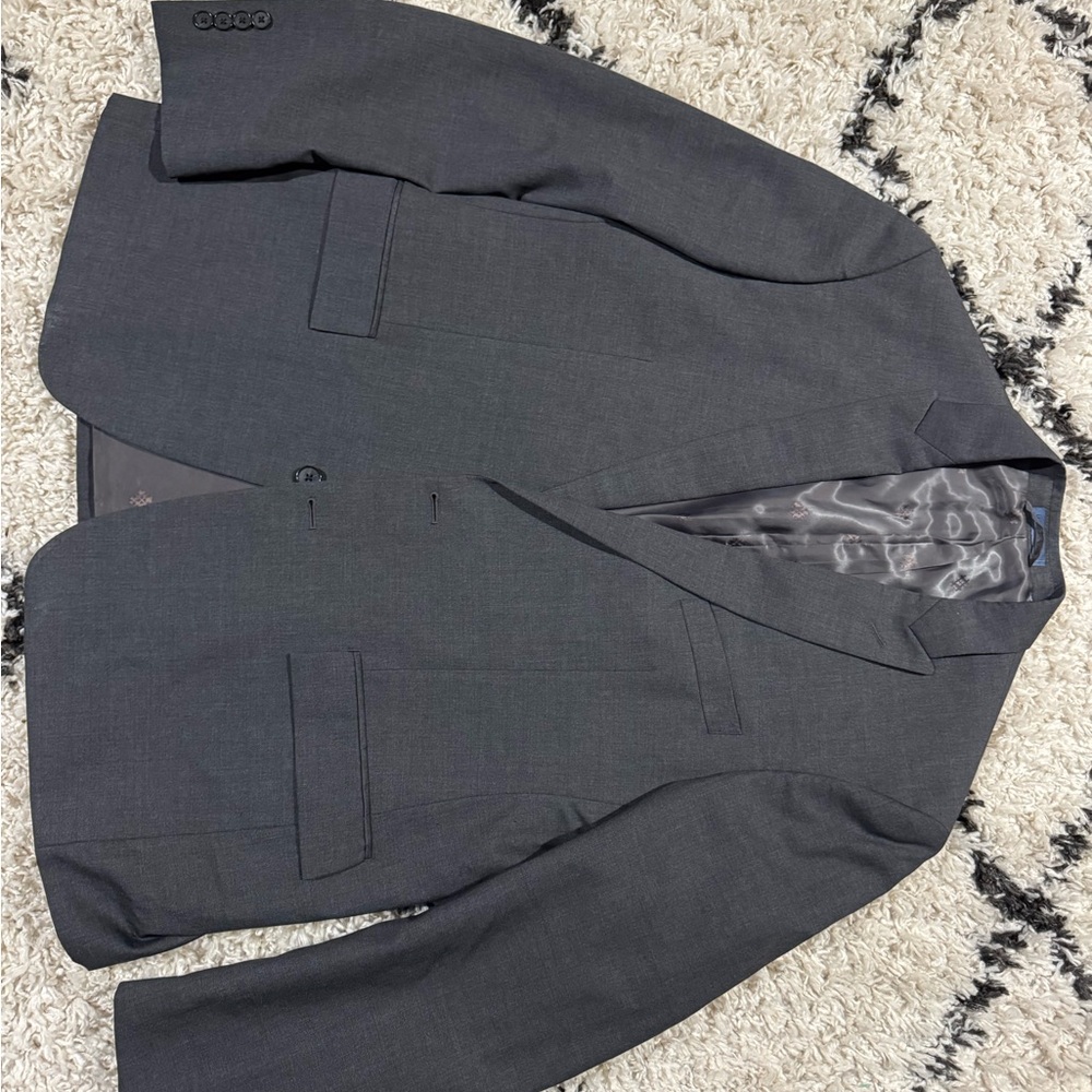 Ryan Seacrest Distinction Gray Suit Classic Tailored Style